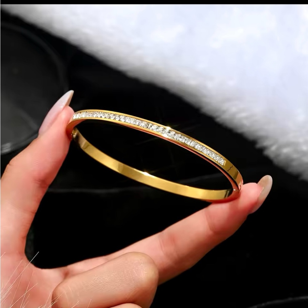 Gold Stainless Steel Four-Leaf Clover Nail Bangle – Women’s Fashion Bracelet